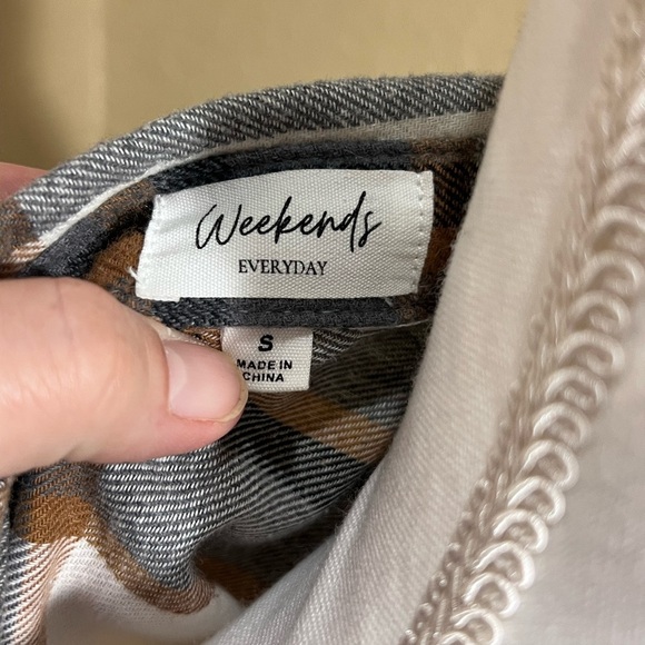 Weekends Women’s Plaid Button Down Sweater Shirt - Picture 3 of 4